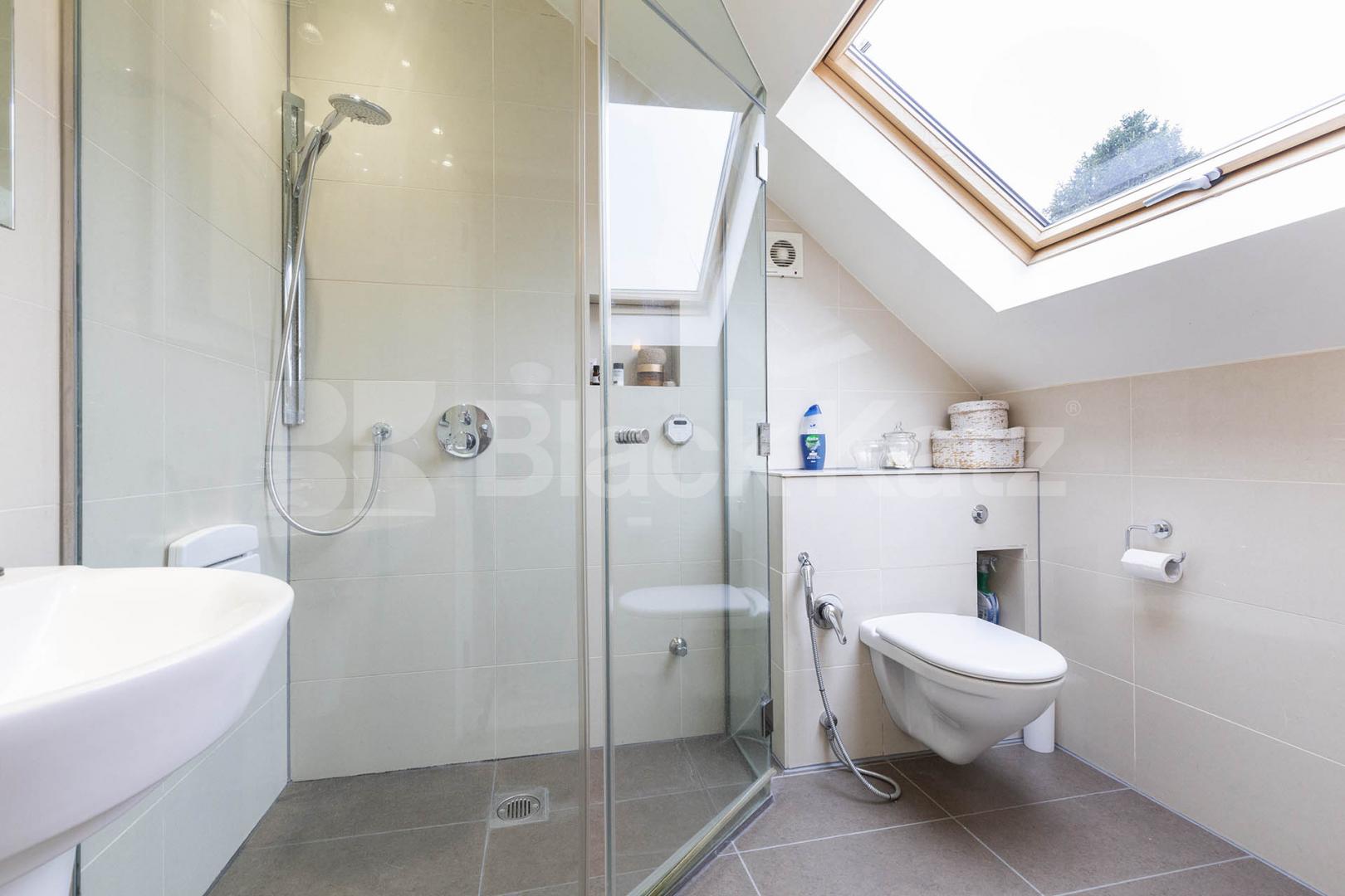 A beautifully presented 5 bedroom detached family home with luxury cinema room Barnet Gate Lane, Barnet